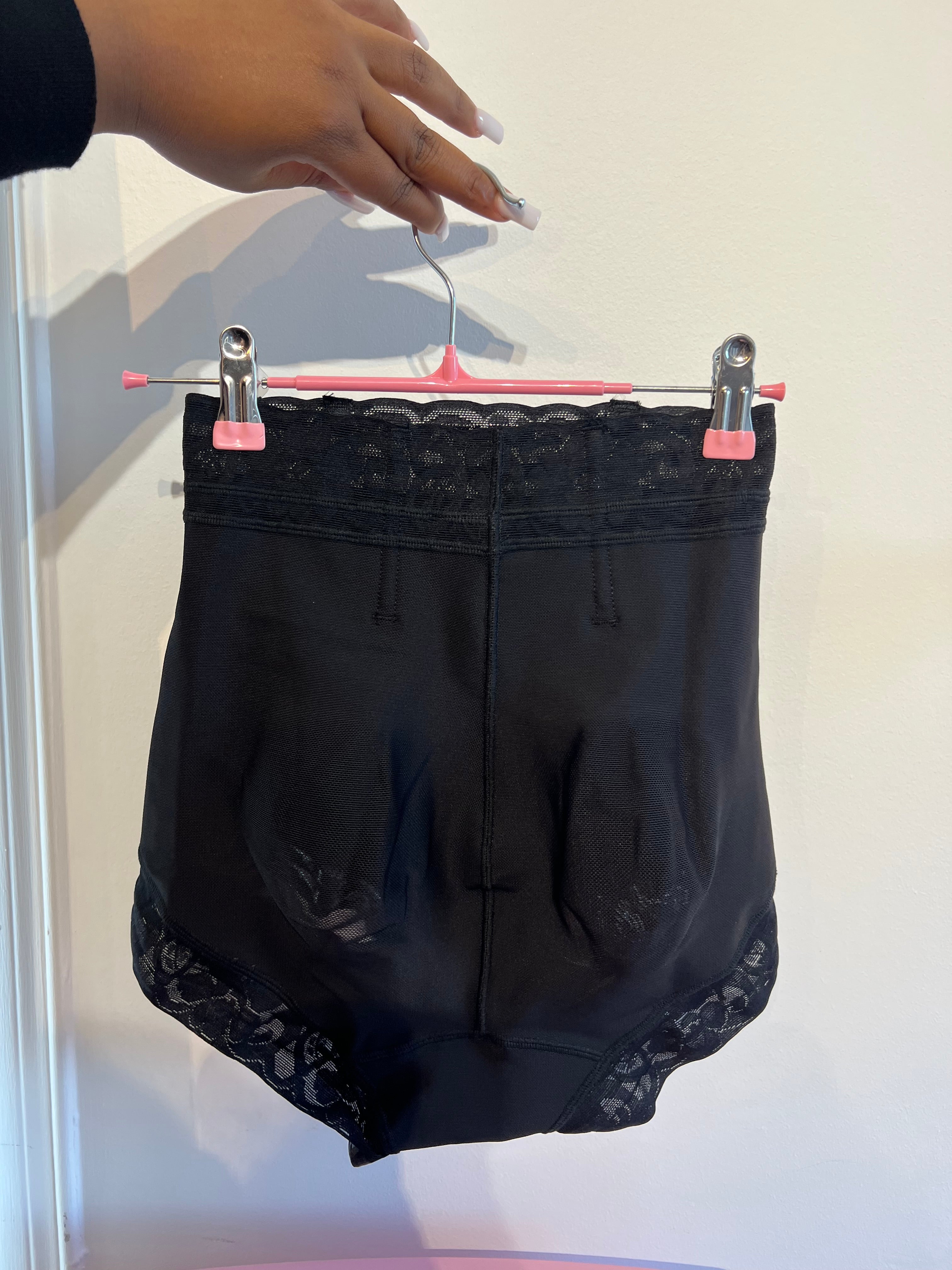 Shorty gainant remonte fesses