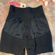 Mini short gainant remonte fesses