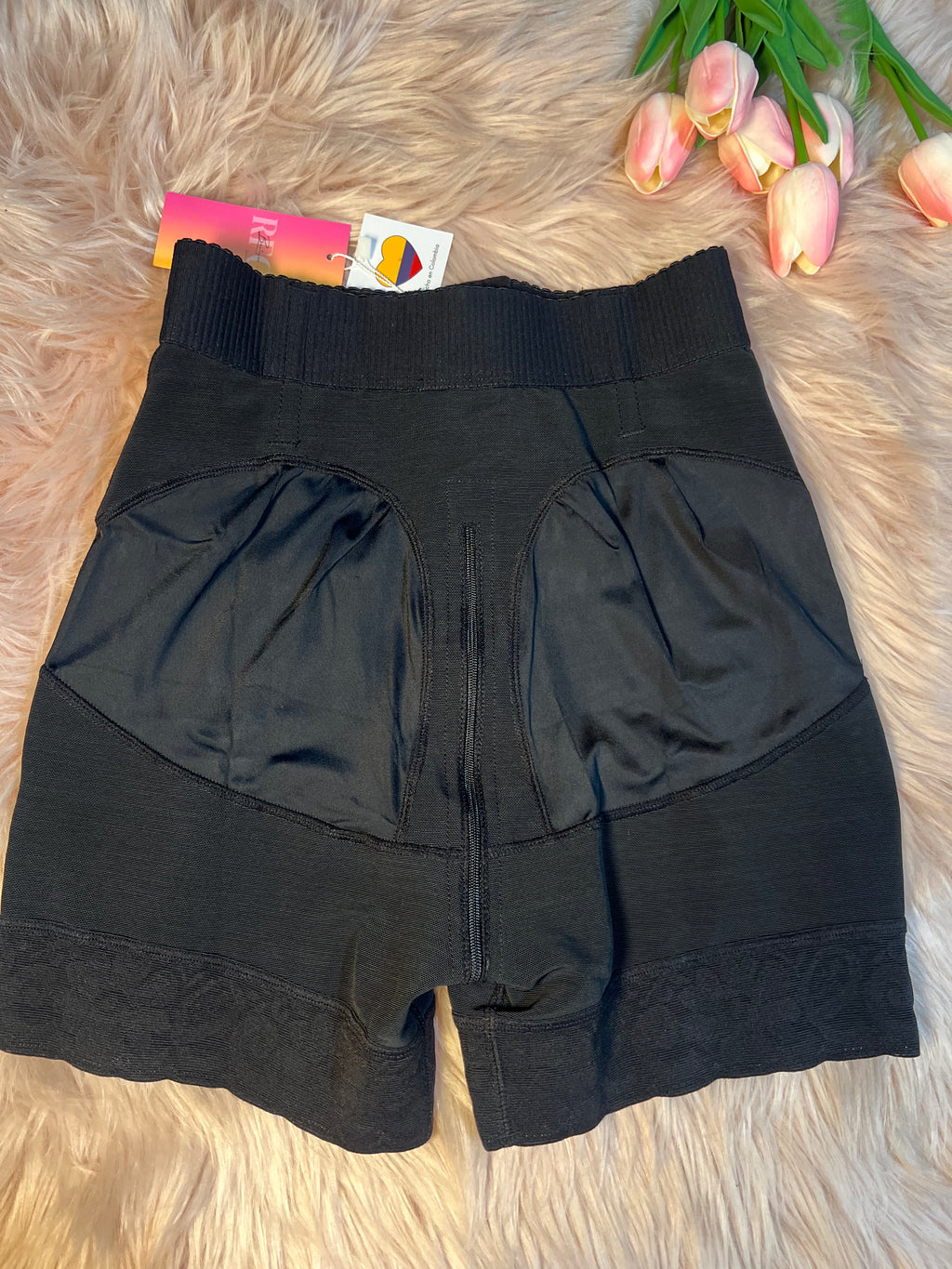 Mini short gainant remonte fesses