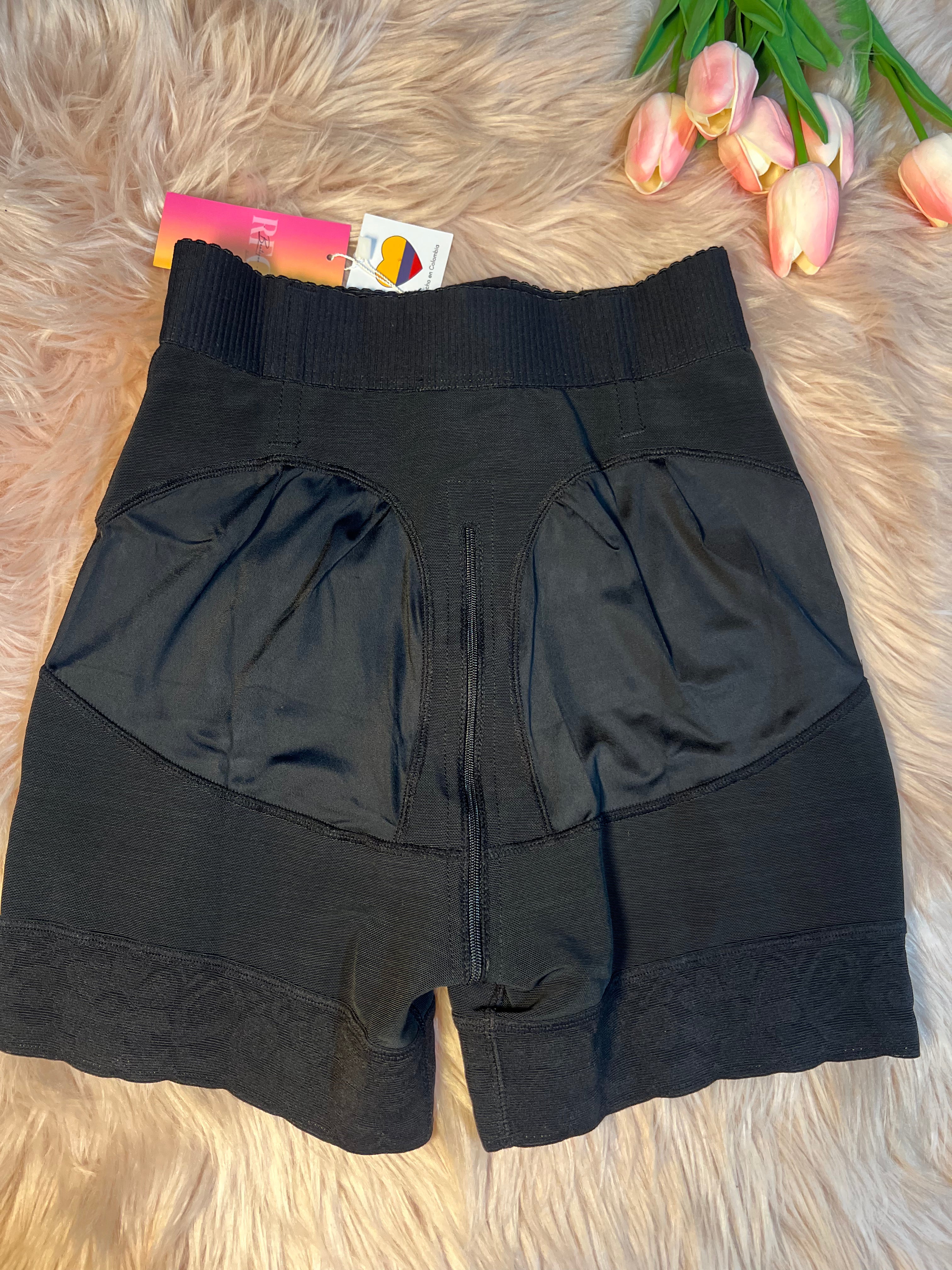Mini short gainant remonte fesses