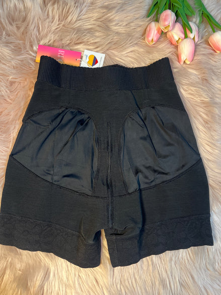 Mini short gainant remonte fesses